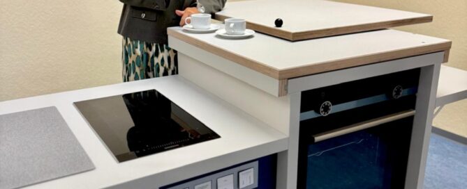 Die Schulleitung lädt zum Kaffee in der mobilen Küche